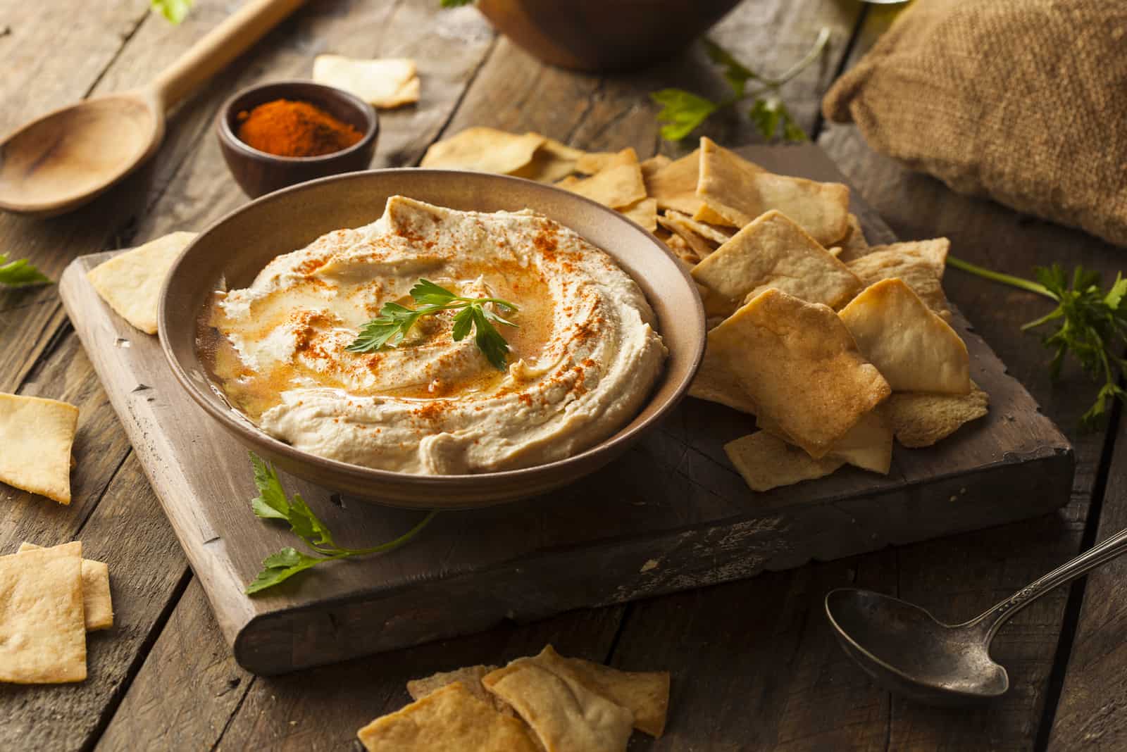 hummus with chips