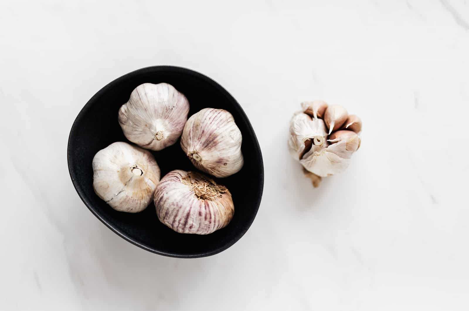 garlic in a bowl