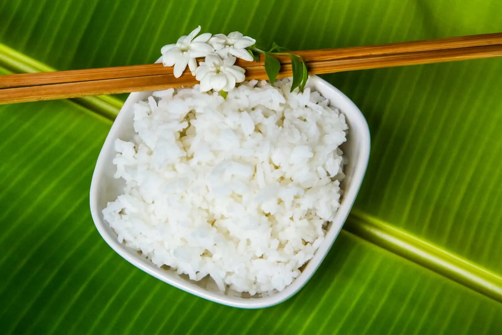 white jasmine rice on green banana leaf
