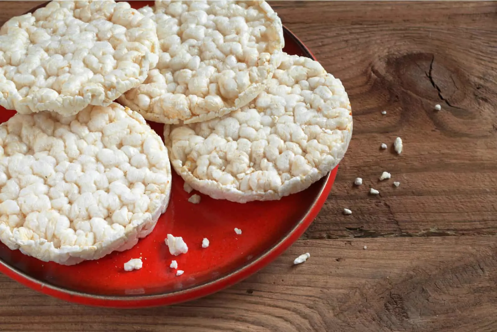 rice cakes in red plate on wooden background