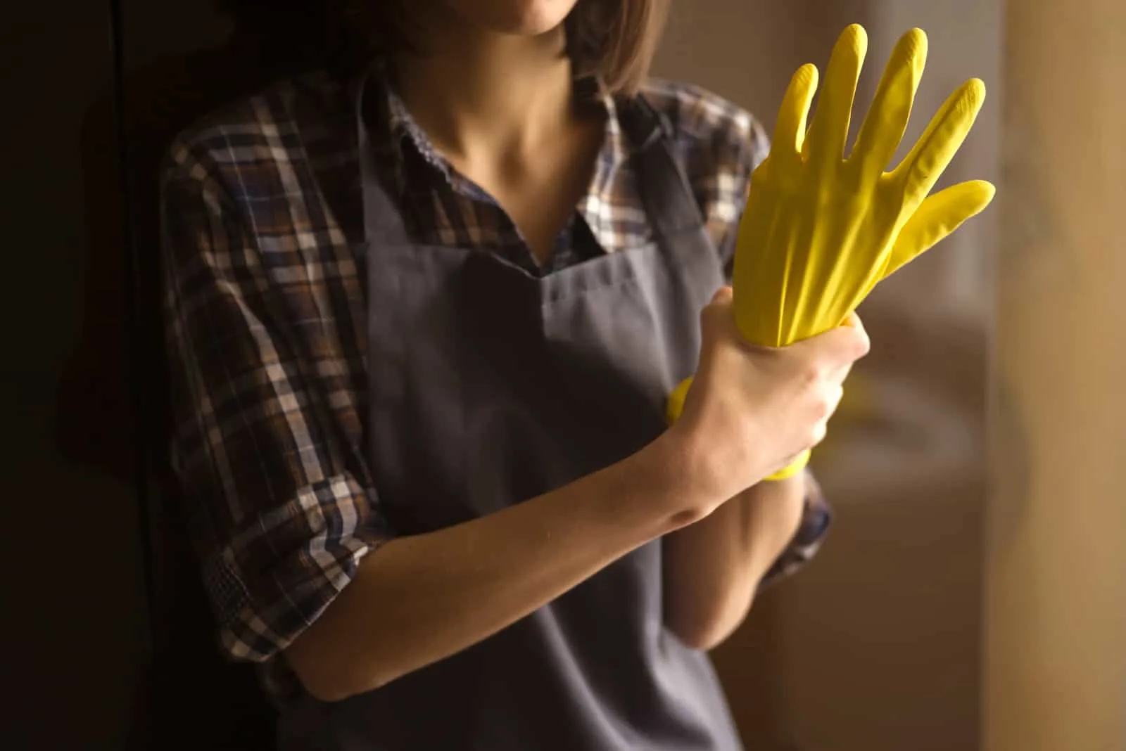 the woman puts gloves on her hands