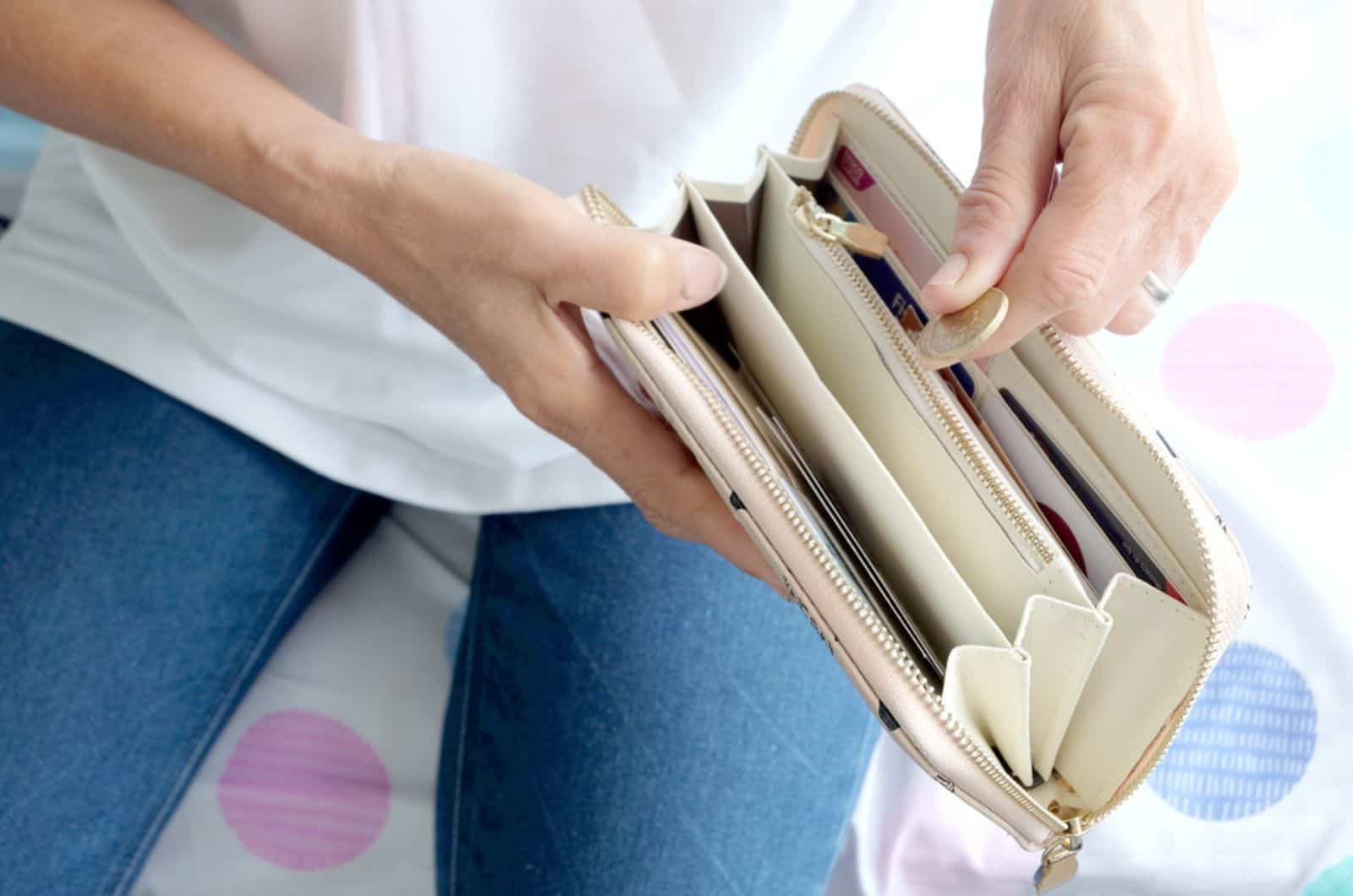 woman grab a coin from her wallet