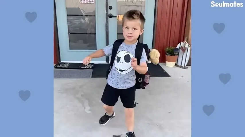 niño con juguete para perros en su mochila