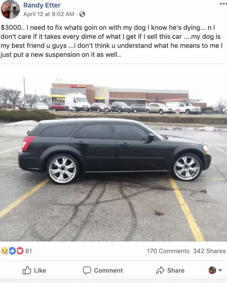 un hombre esta vendiendo un auto