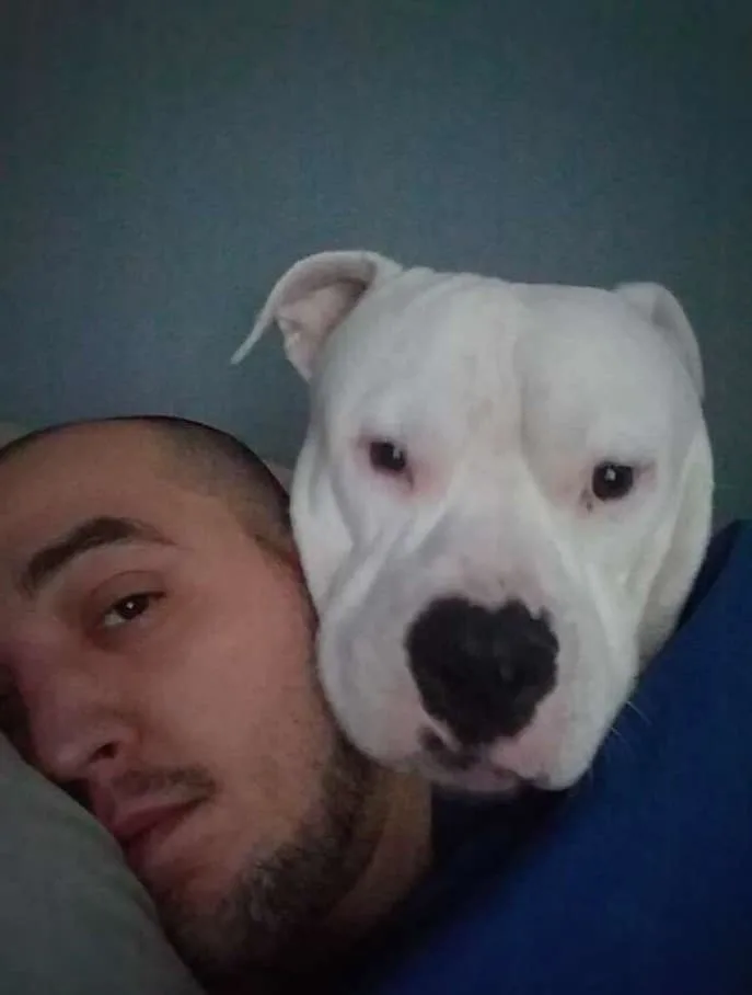 un hombre se toma una foto con su perro