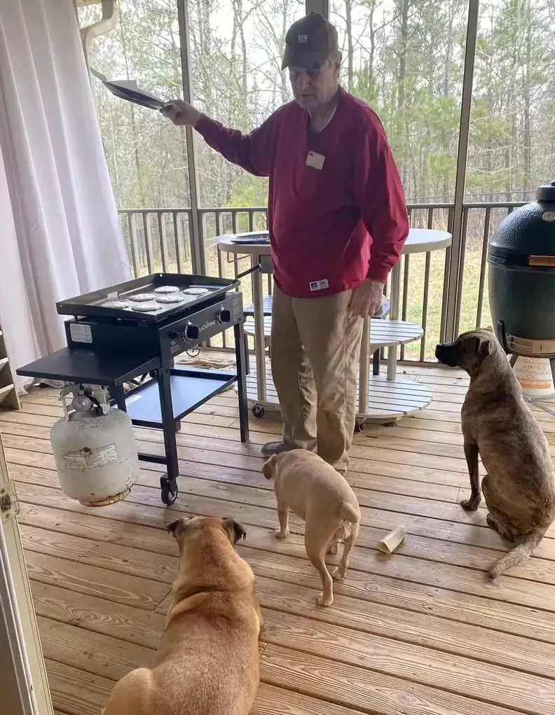 Watson con sus perros adoptivos en una terraza