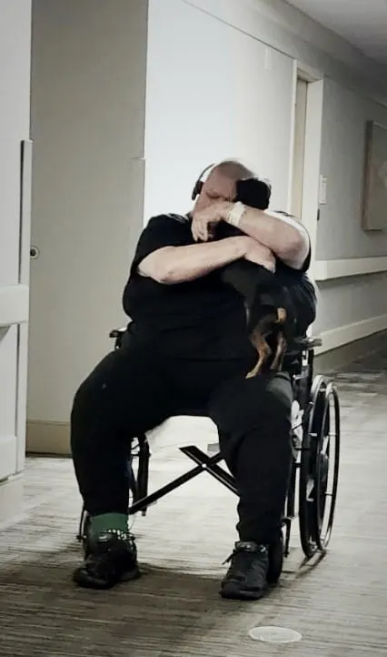 un hombre se despierta del coma y abraza a su perro