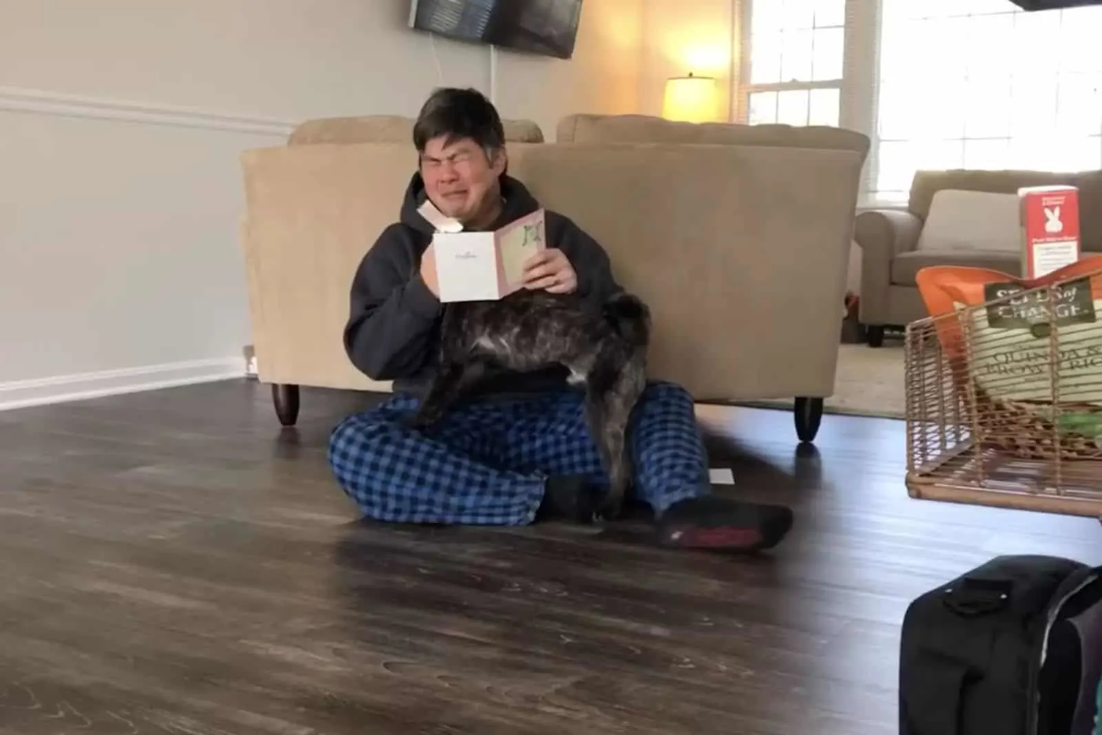 hombre llorando sentado en el suelo con su perro