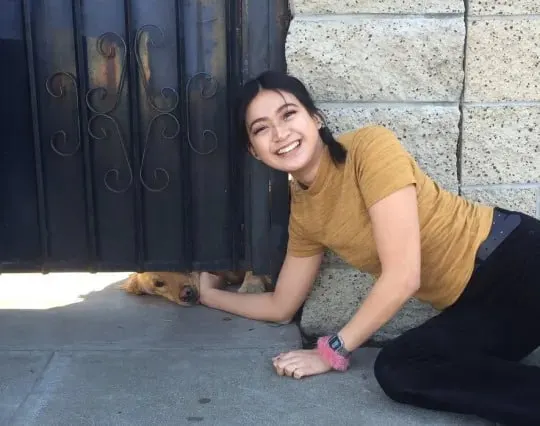 niña feliz acariciando al perro