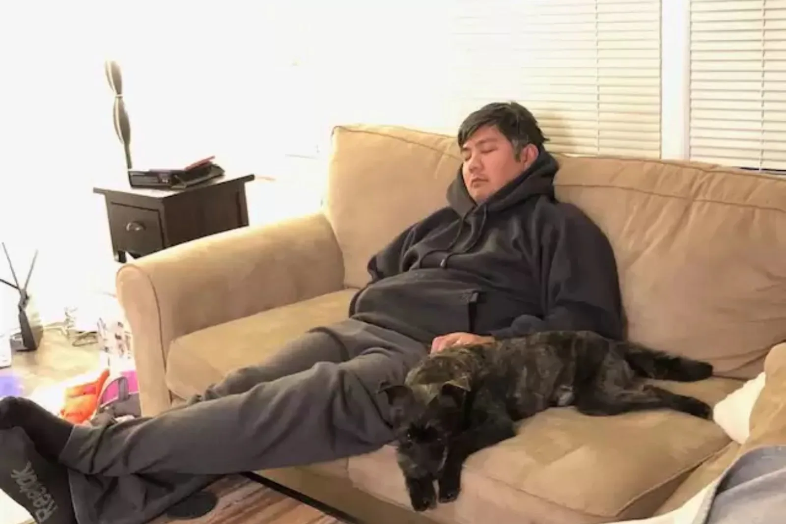 hombre y perro descansando en el sofá
