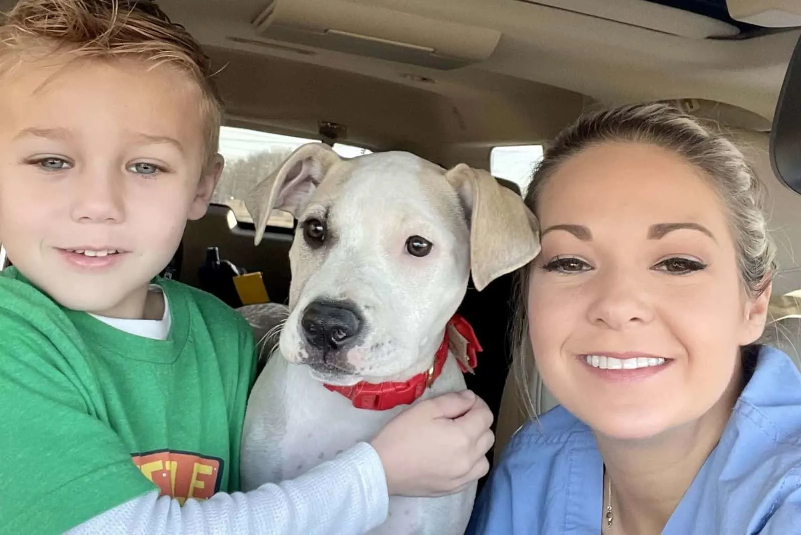mujer y su hijo posando con perro