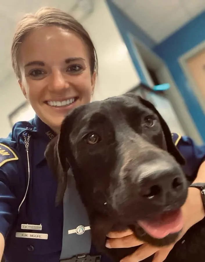foto de la perra Rosie y el soldado Moore