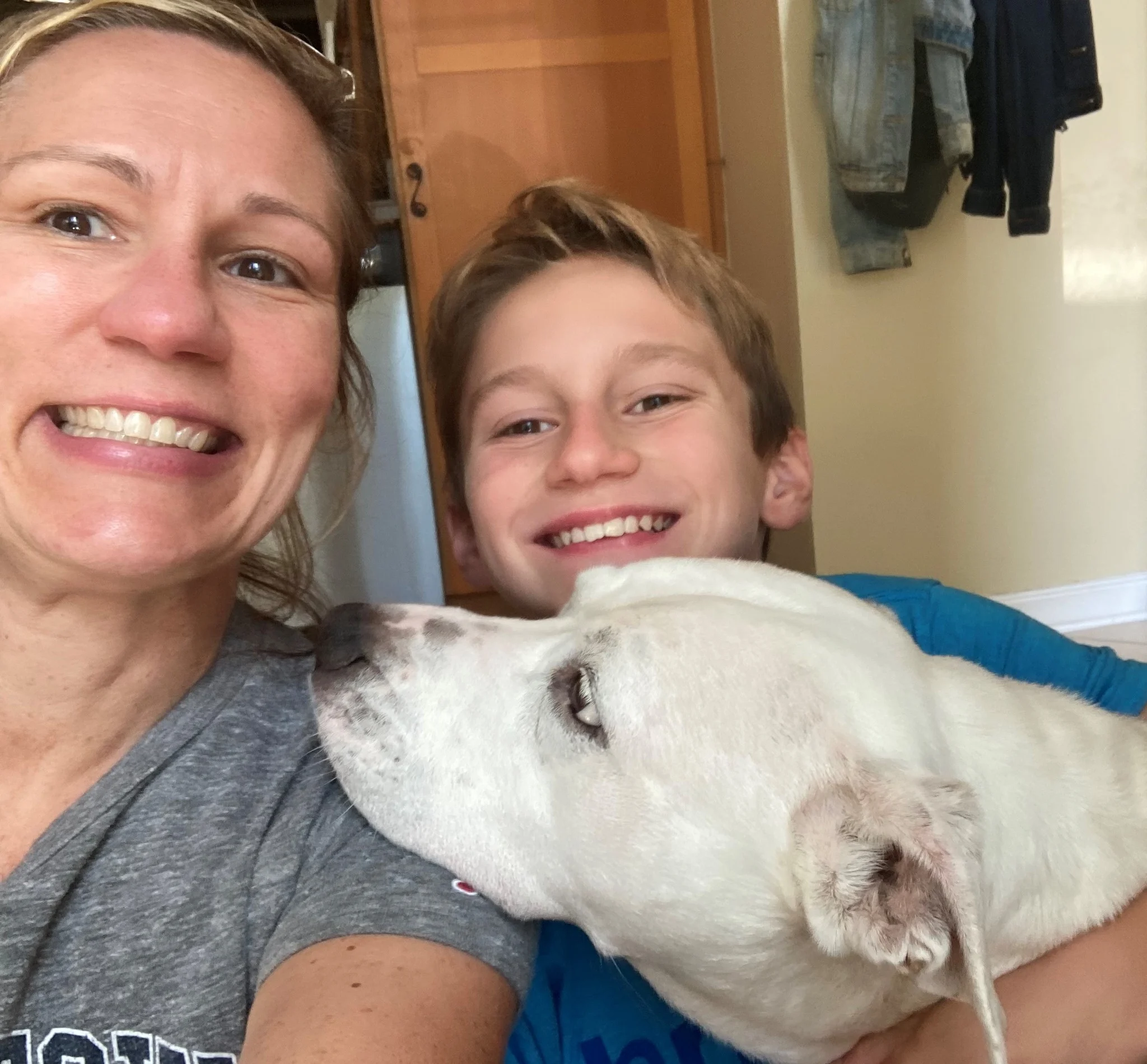 mujer sonriente y niño con perro