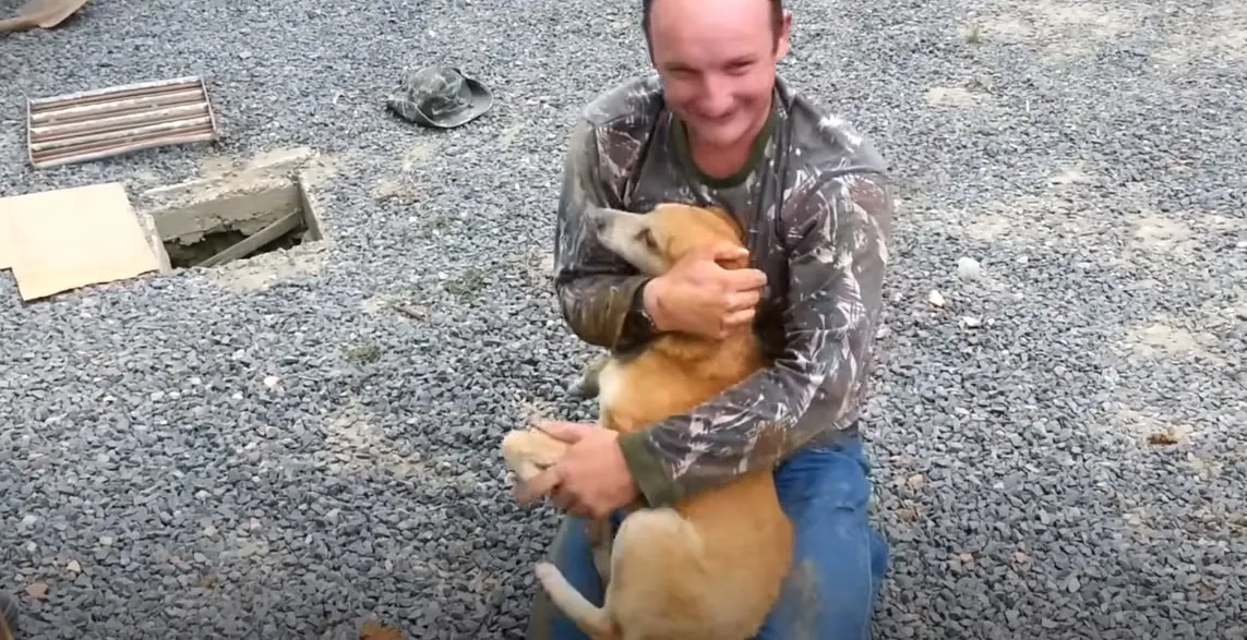hombre feliz abrazando perro