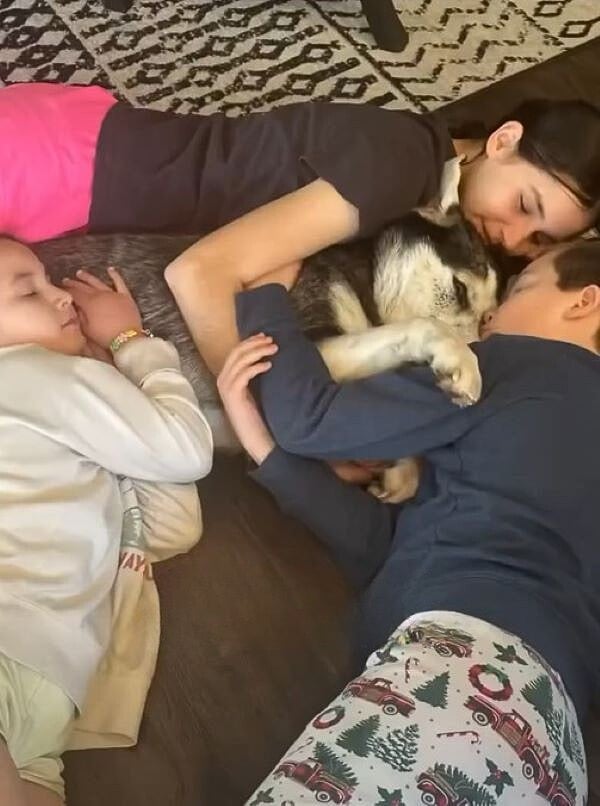 kids laying with dog