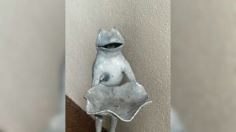 frog statue