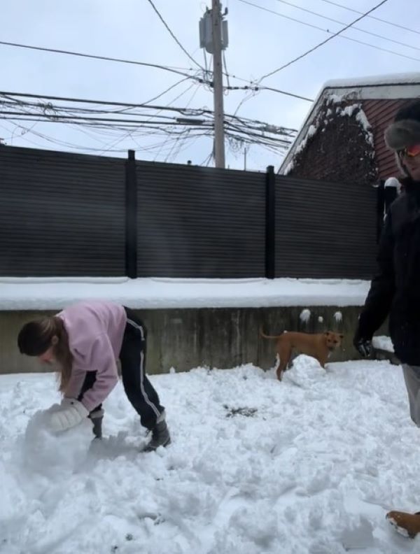 girl making snowman